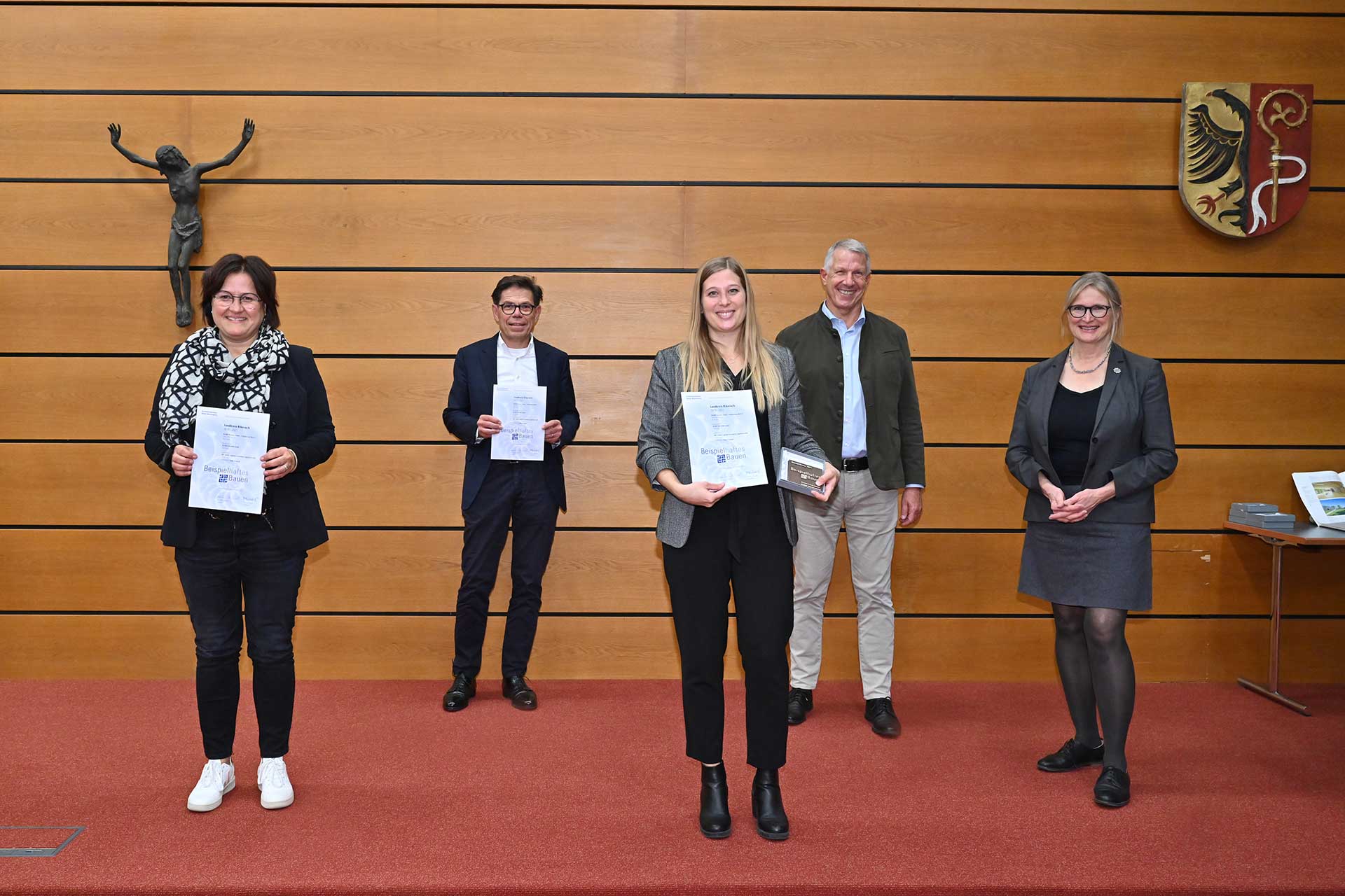 The architects Nicole Kurz and Günther Kerler as well as Manuela Schmid representing the BLANK group of companies together with District Administrator Dr. Heiko Schmid and jury chair Bernadette Siemensmeyer (from left to right) at the award ceremony.