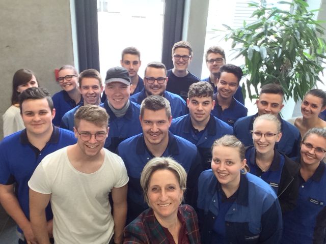 Selfie of the minister with the trainees of FEINGUSS BLANK
