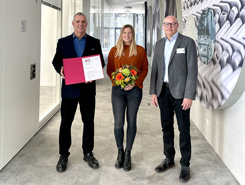 Bild v. l. n. r.: Michael Hartmann (Leitung des Compliance-Bereichs), Manuela Schmid (Marketing) und Marco Gutöhrlein (Geschäftsstelle der DGQ Stuttgart) bei der Urkundenübergabe