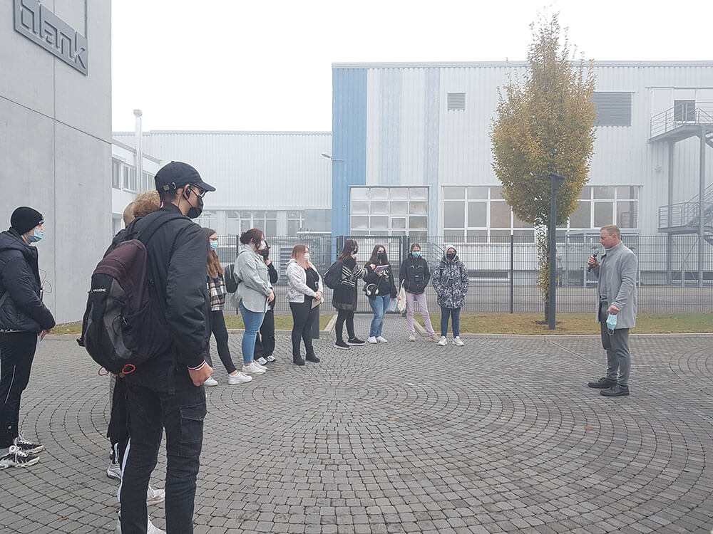 The pupils at the company tour (picture of Riedlingen vocational college)